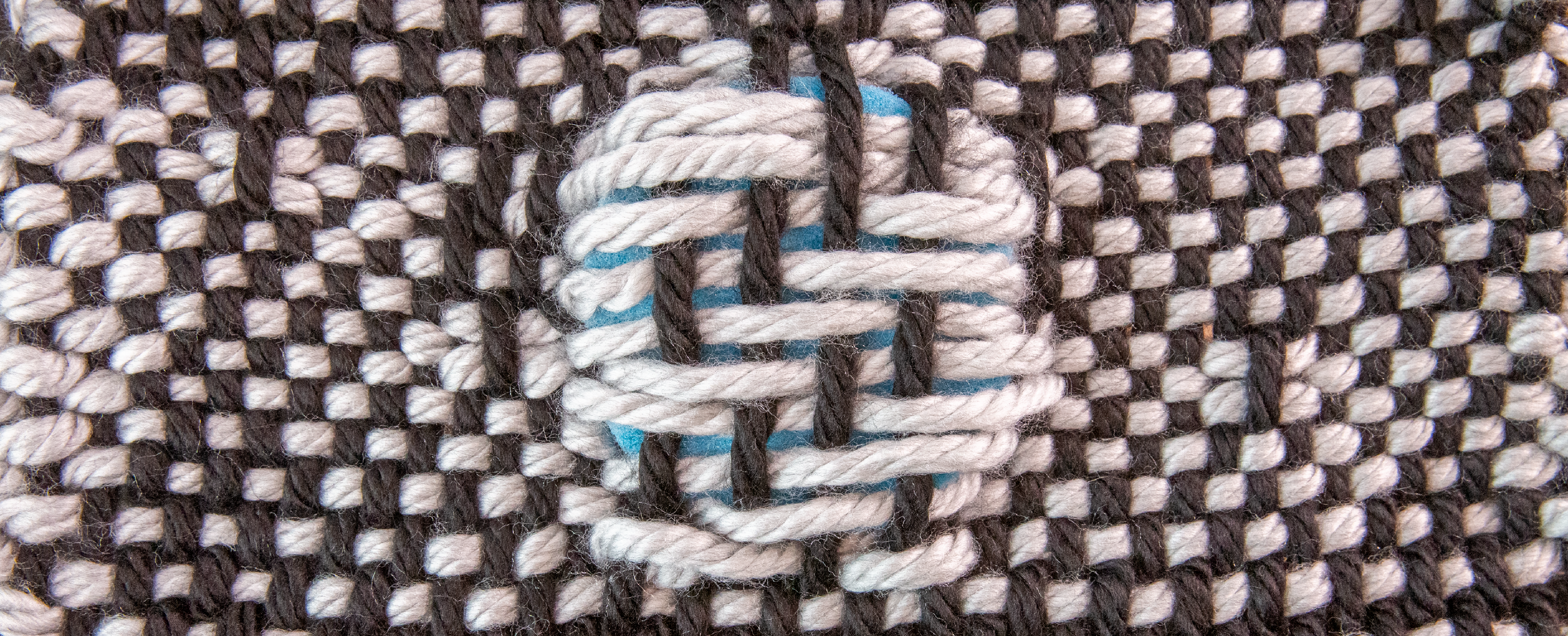 Double-woven fabric containing a foam disc.